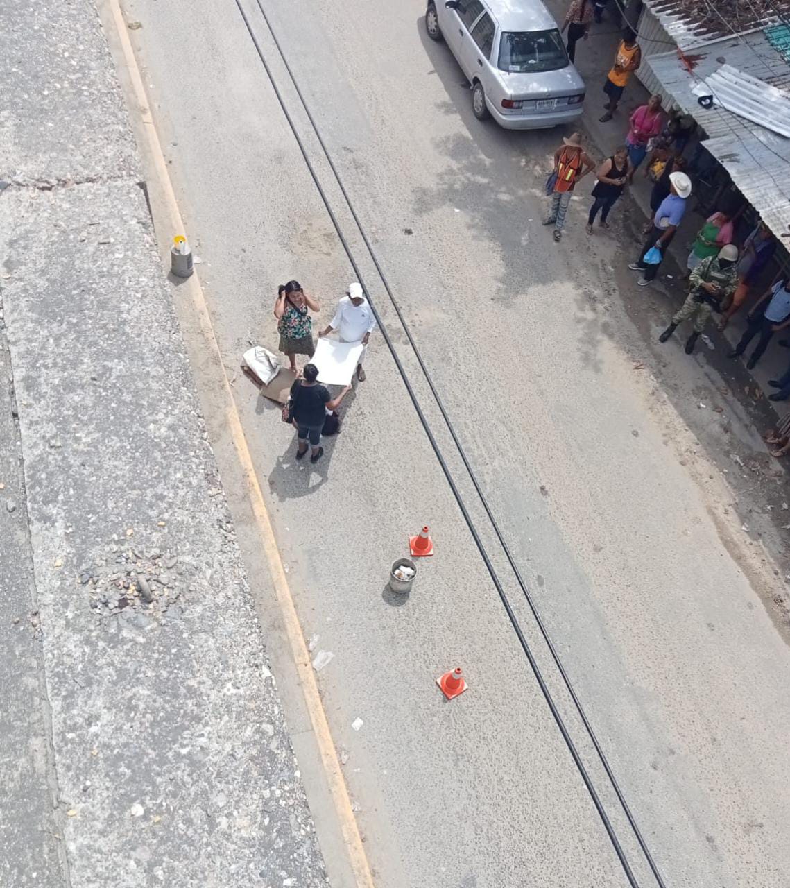 Joven motociclista herida de gravedad tras caer de una altura de 9 metros en Acapulco