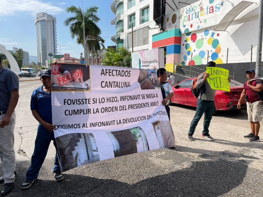 En Acapulco… Bloquean ambos sentidos de la costera; exigen que el Infonavit les regrese sus aportaciones