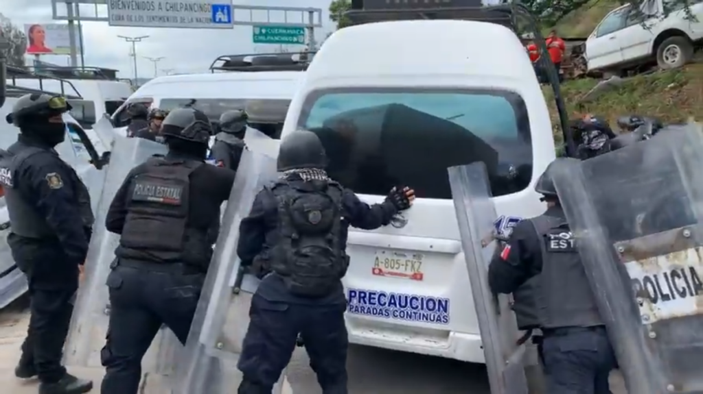 En Chilpancingo… Transportistas con sus unidades bloquearon 10 minutos el bulevar; policías estatales los retiraron