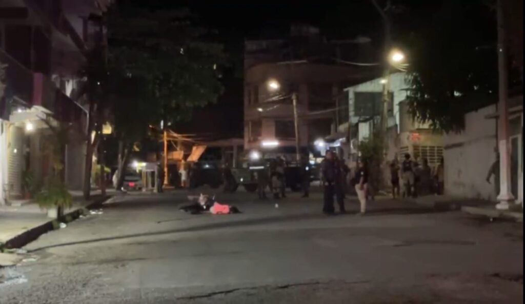 En Acapulco… Atacan y ejecutan a un motociclista y una bala pérdida hiere a una mujer