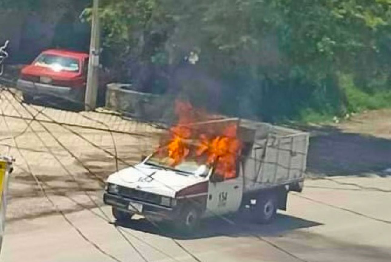 Incendian una mixta de Chilpancingo con el cuerpo de una persona, en Tixtla