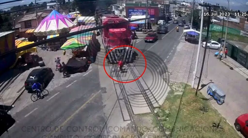 Hombre resulta golpeado por tren al intentar ganarle el paso en Tlaxcala