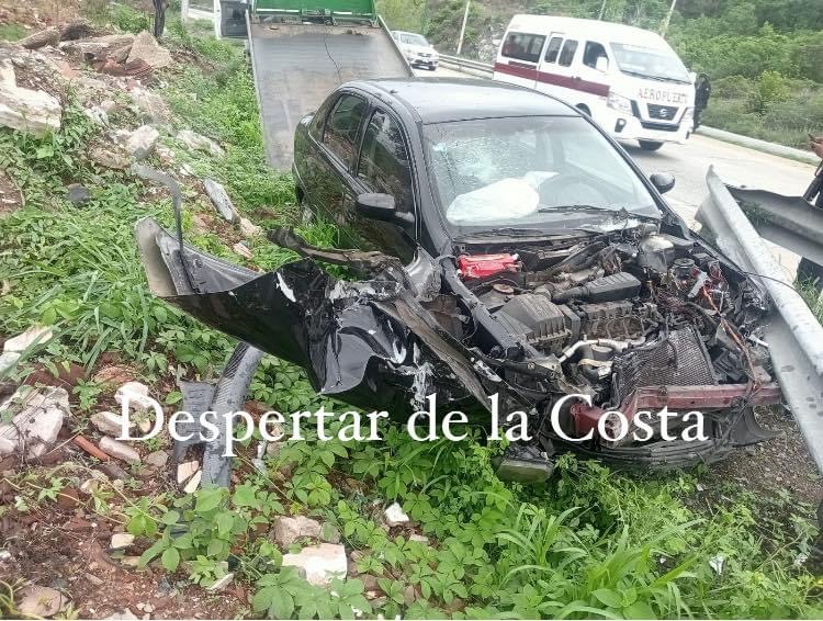 Vehículos se salen de la carretera en hechos distintos