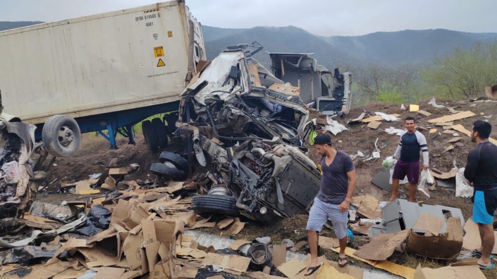 Rapiña luego de un encontronazo entre un trailer y una camioneta doble rodada