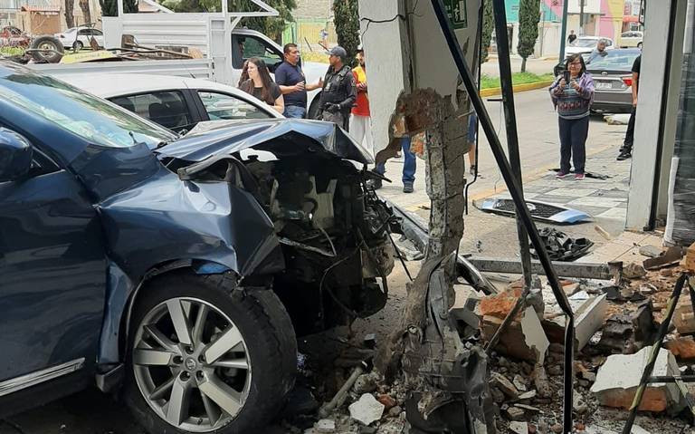 Se impacta una camioneta contra un negocio, en Morelia