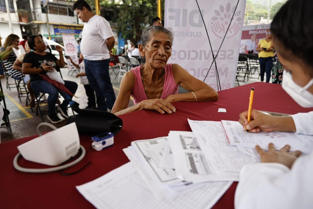 Lleva DIF Guerrero brigada de servicios asistenciales gratuitos en Juan R. Escudero