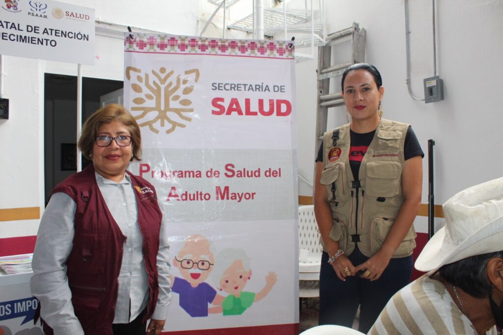 Personas adultas mayores participan en la jornada médico asistencial que organizó Igatipam y SSG