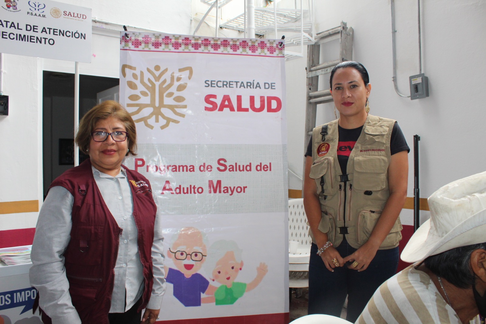 Personas adultas mayores participan en la jornada médico asistencial que organizó Igatipam y SSG