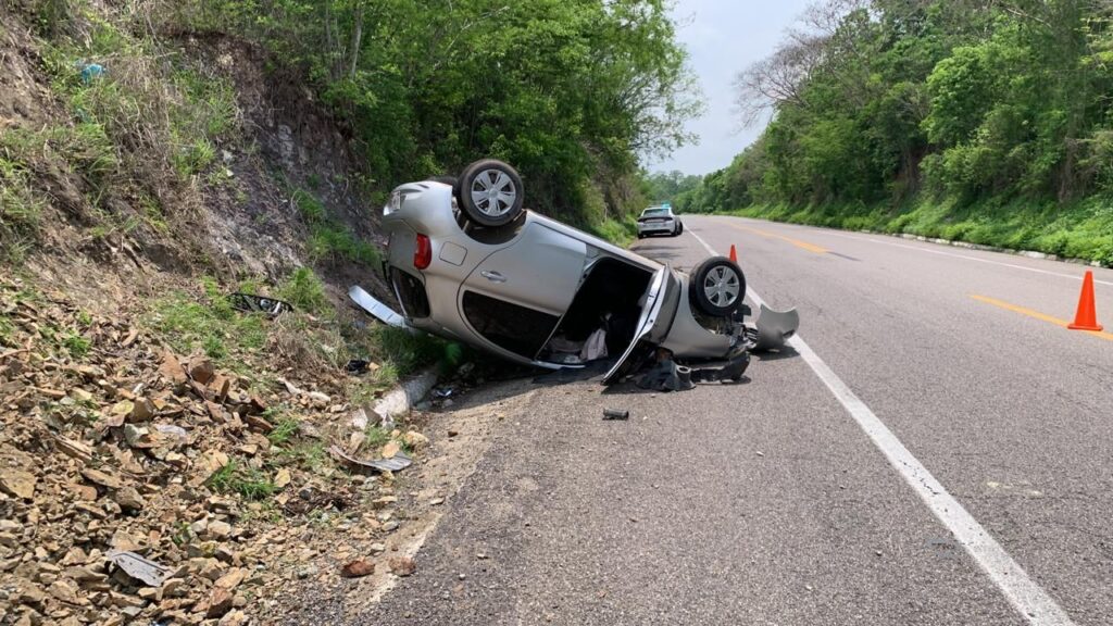 Auto compacto volcó en la Zihuatanejo-Lázaro Cárdenas