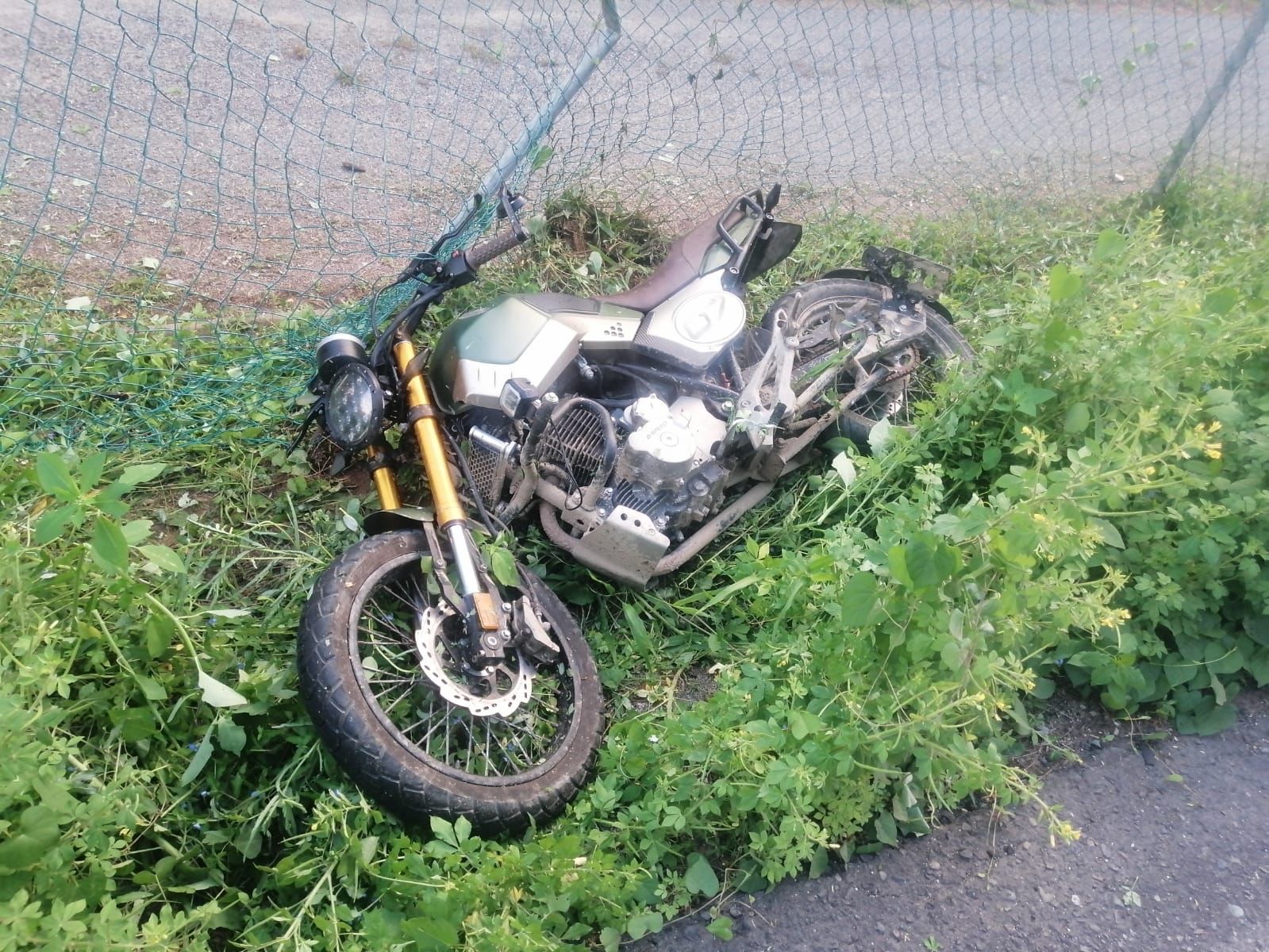 Abandonan motociclista chocada en carretera que conduce a Playa Blanca