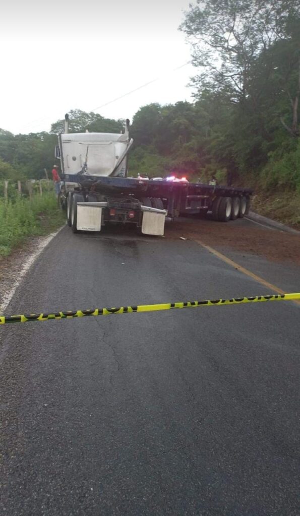 Tráiler bloquea la carretera Acapulco-Zihuatanejo