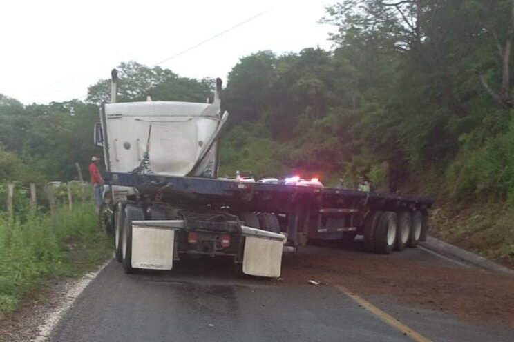 Tráiler bloquea la carretera Acapulco-Zihuatanejo