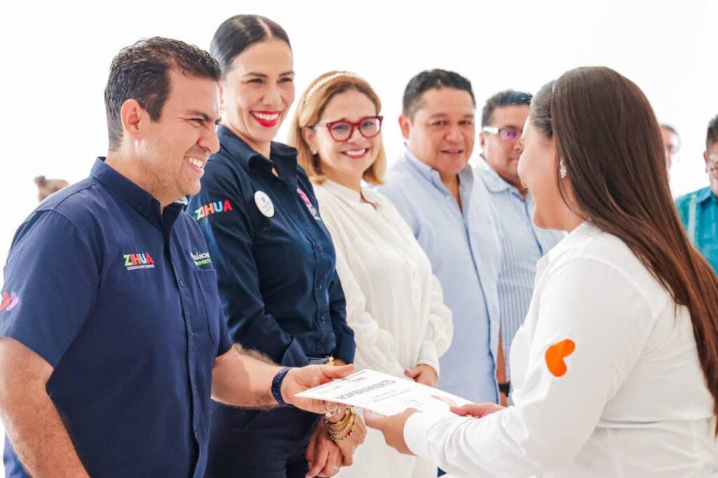 Presidente Jorge Sánchez Allec toma protesta a integrantes del Cabildo Juvenil 2023 de Zihuatanejo