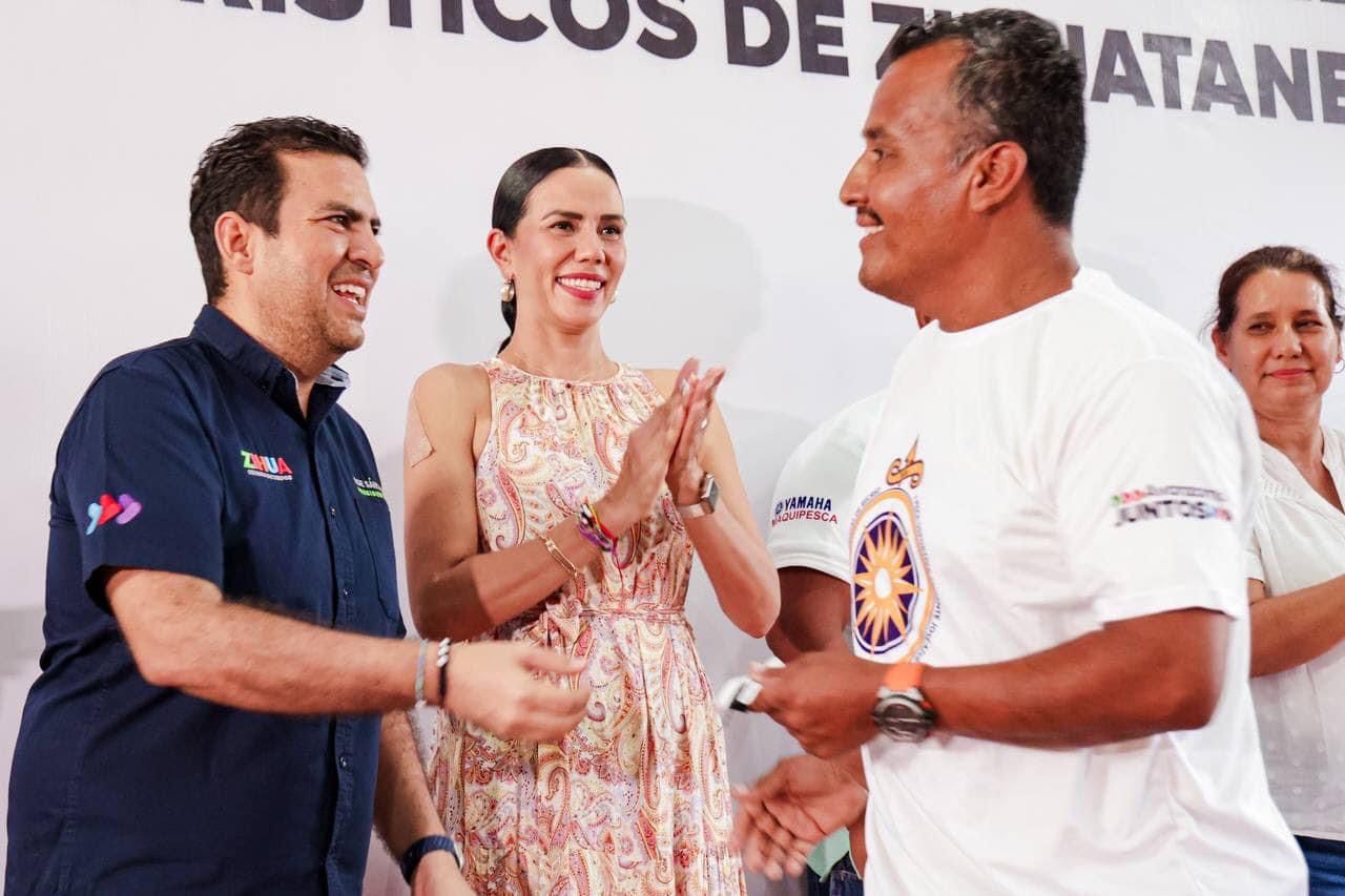 Presidente Jorge Sánchez Allec entrega motores y lanchas a pescadores turísticos de Zihuatanejo