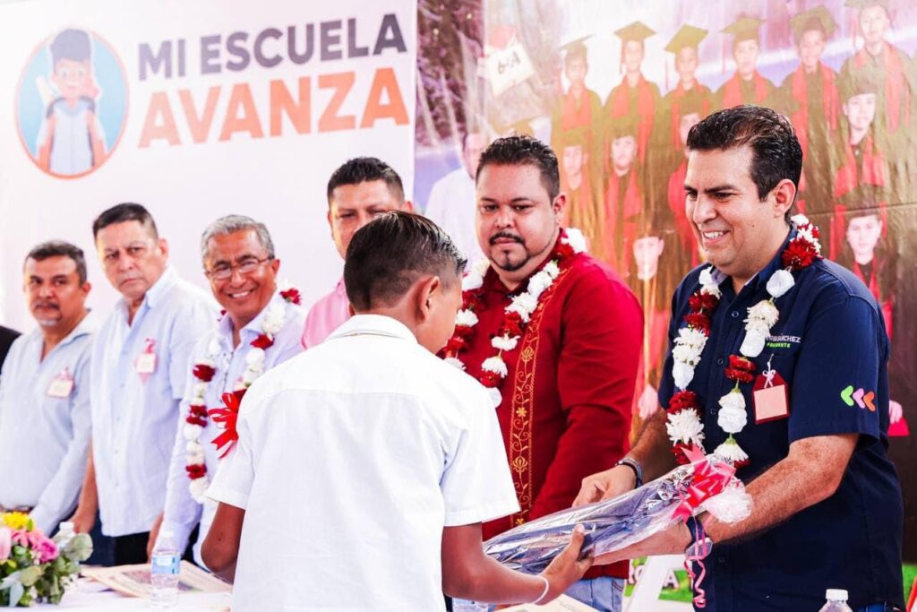 Presidente Jorge Sánchez inaugura techado en primaria Leyes de Reforma de San José Ixtapa