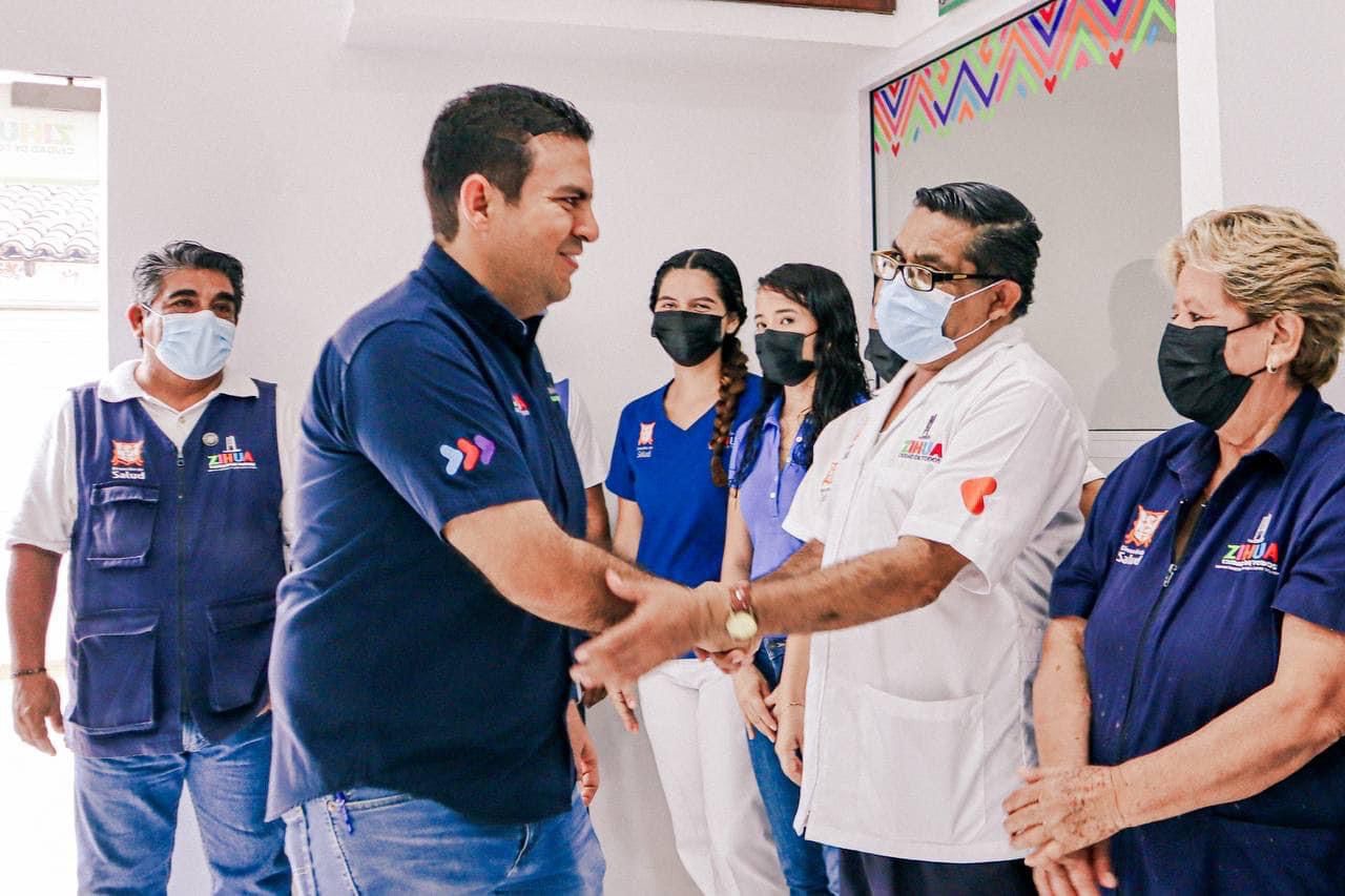 Presidente Jorge Sánchez entrega uniformes a dirección de Salud