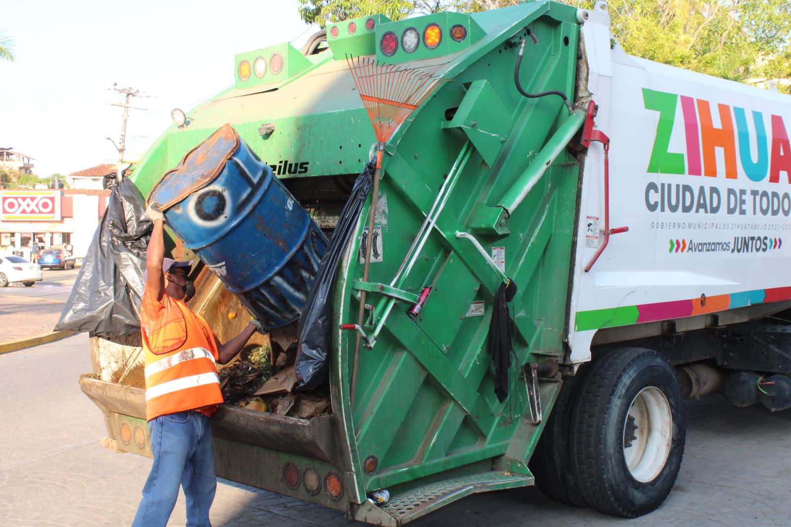 Con trabajo organizado en rutas de recolección, Servicios Públicos mantiene Zihua Limpio