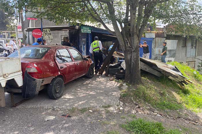 Auto choca contra una tienda en la carretera Morelia-Salamanca; hay 4 heridos