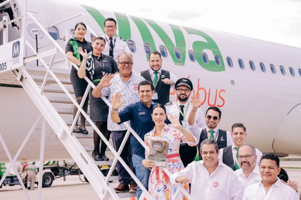 El nuevo vuelo directo Monterrey-Zihuatanejo fue inaugurado y celebrado como un logro más en materia turística para este destino