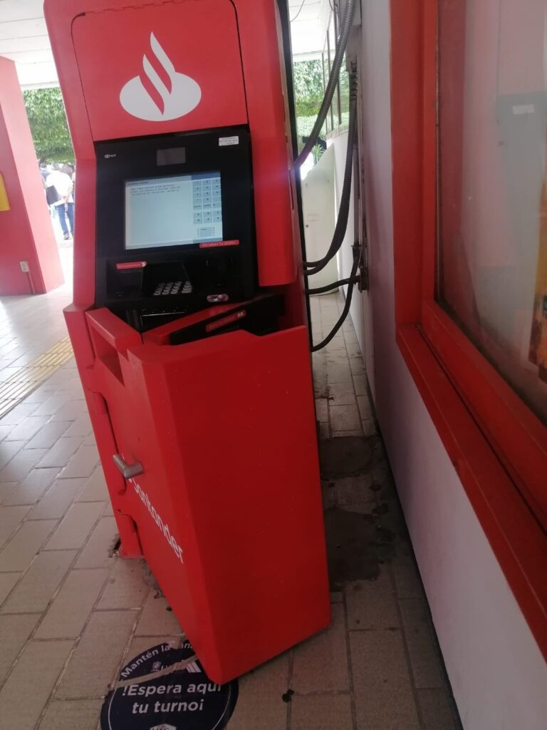 Hallan abierto un cajero automático de Santander, en Rectoría de la UAGro