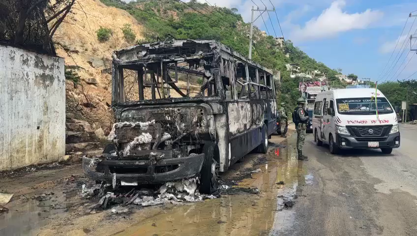 Incendian un camión urbano sobre la Calzada Pie de la Cuesta, en Acapulco