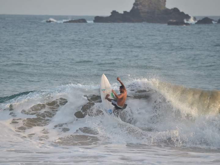 Surfistas aprovechan el alto oleaje