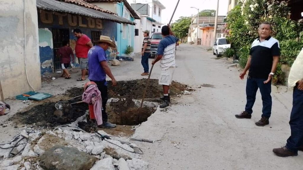 Colapsa el drenaje en la calle principal Industria en San Jerónimo de Juarez