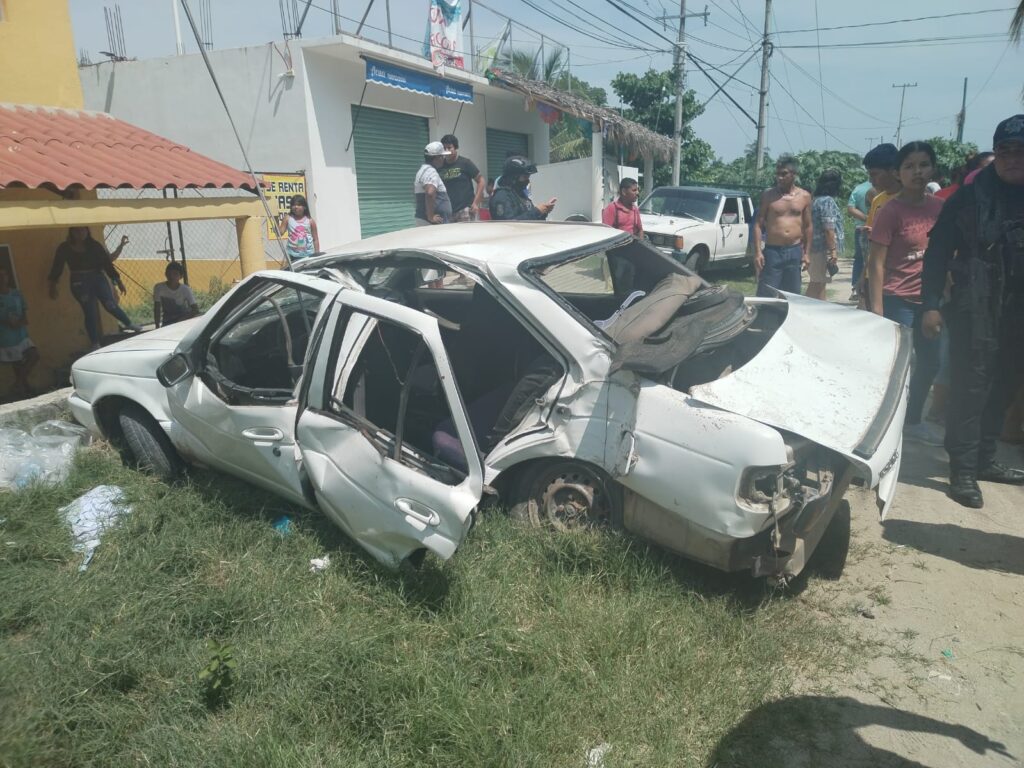 Fuerte accidente deja lesionados a varios estudiantes del COBACH en Zihuatanejo