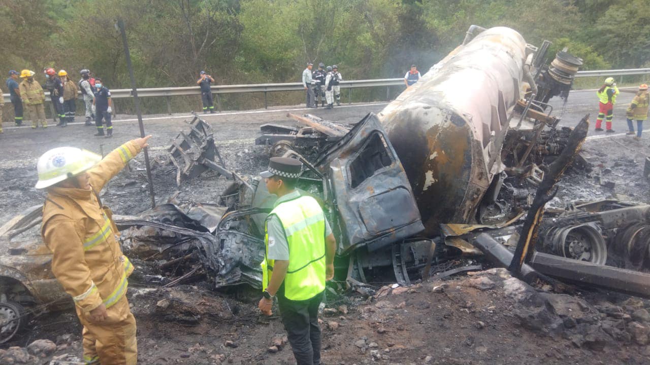 Por incendio de pipa tras choque con torton y taxi… La extracción de los 8 cuerpos duró más de 10 horas; estaban carbonizados