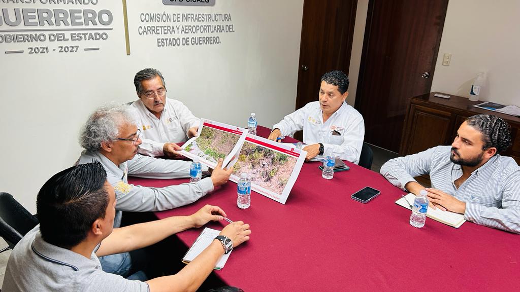 Acuerdan trabajos para evitar afectación por derrumbe en jardín de niños en Tepechicotlán