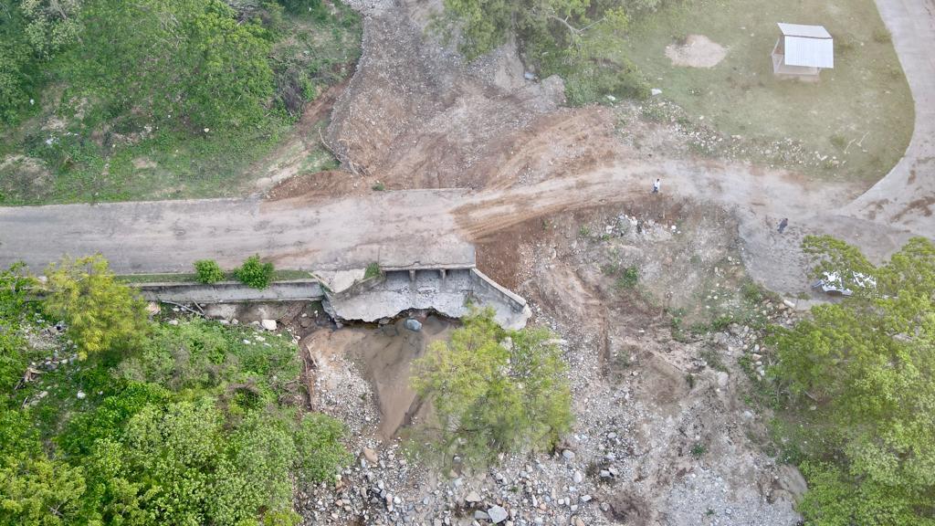 Atiende CICAEG daños por lluvias en el puente vado El Naranjo, en el municipio de Coahuayutla