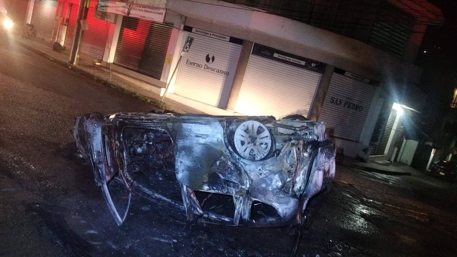 Auto se incendia tras volcar en Paseo de Zihuatanejo