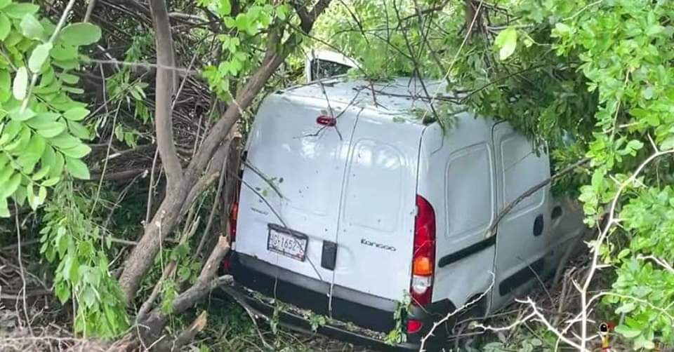 Vuelca vehículo en Tecpan