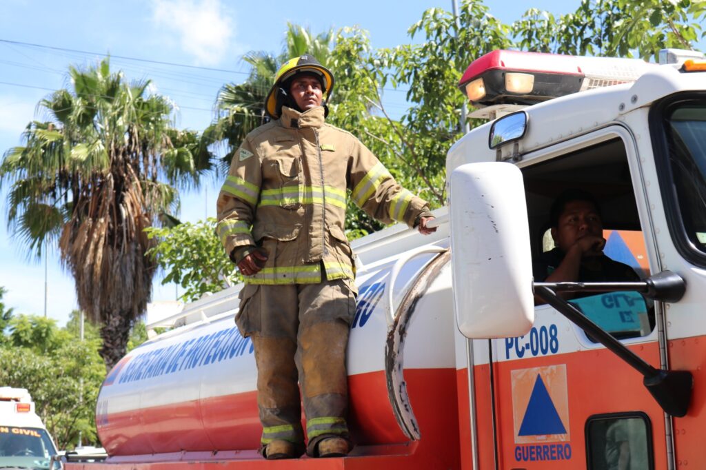Con un desfile personal de la SGIRPCGRO, conmemora el día de la y el bombero