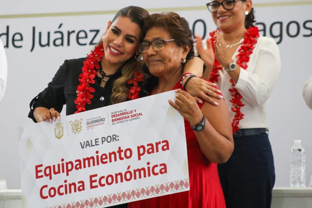 Cumple su palabra Evelyn Salgado y entrega apoyos a locatarios del mercado central de Acapulco