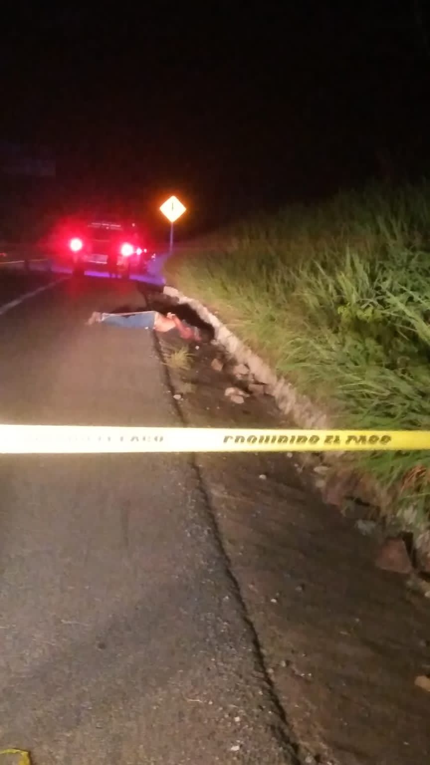 Dejan un hombre sin vida en la Zihuatanejo-Lázaro Cárdenas