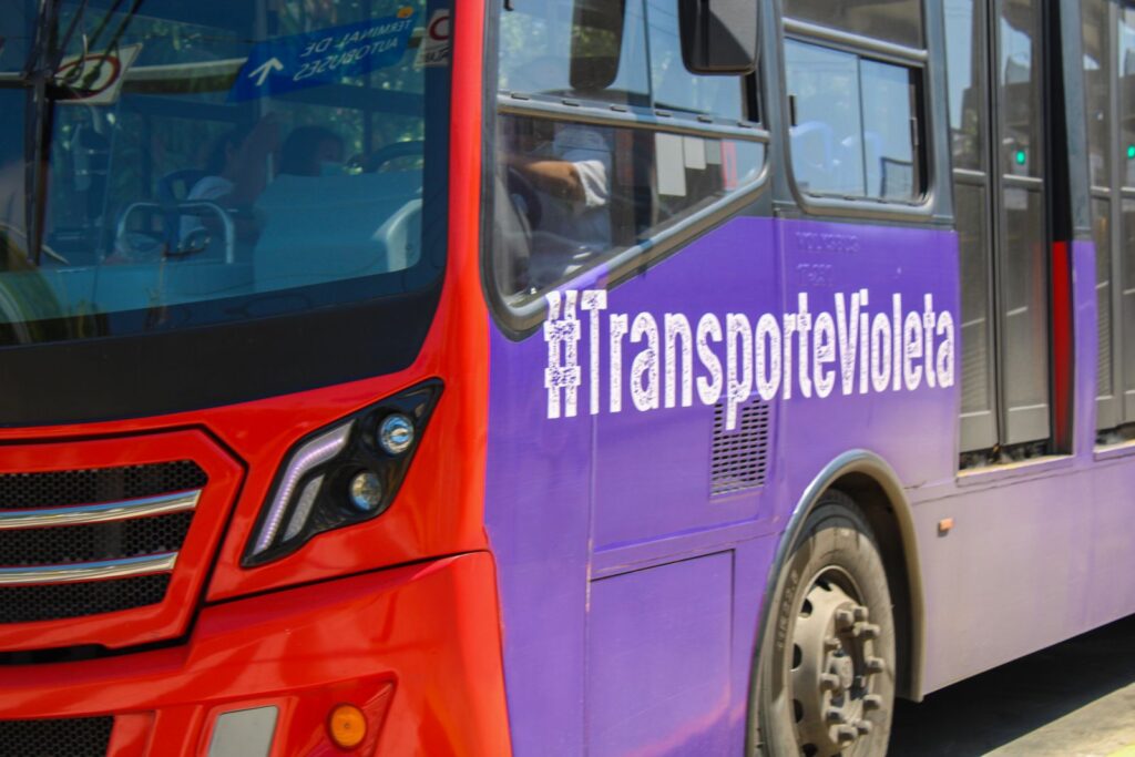 En Acapulco las mujeres viajan seguras gracias al Transporte Violeta