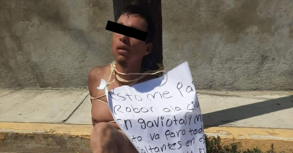 En Llano Largo, Acapulco… Dejan amarrado, desnudo y golpeado a un hombre con 2 cartulinas; lo acusan de ladrón