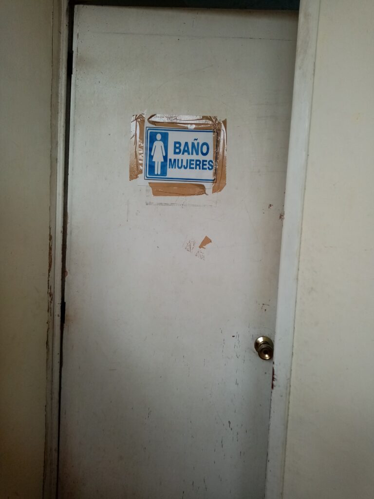 Por falta de agua cierran los sanitarios del Palacio Municipal de Chilpancingo