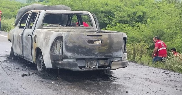 En carretera Chilpancingo-Iguala… Hombres armados con ropa tipo militar, roban dos camionetas y queman una