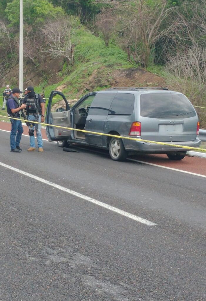 En una camioneta en Viaducto Diamante de Acapulco… Encuentran a un agente del MP ejecutado y encobijado; armados lo sacaron de su casa