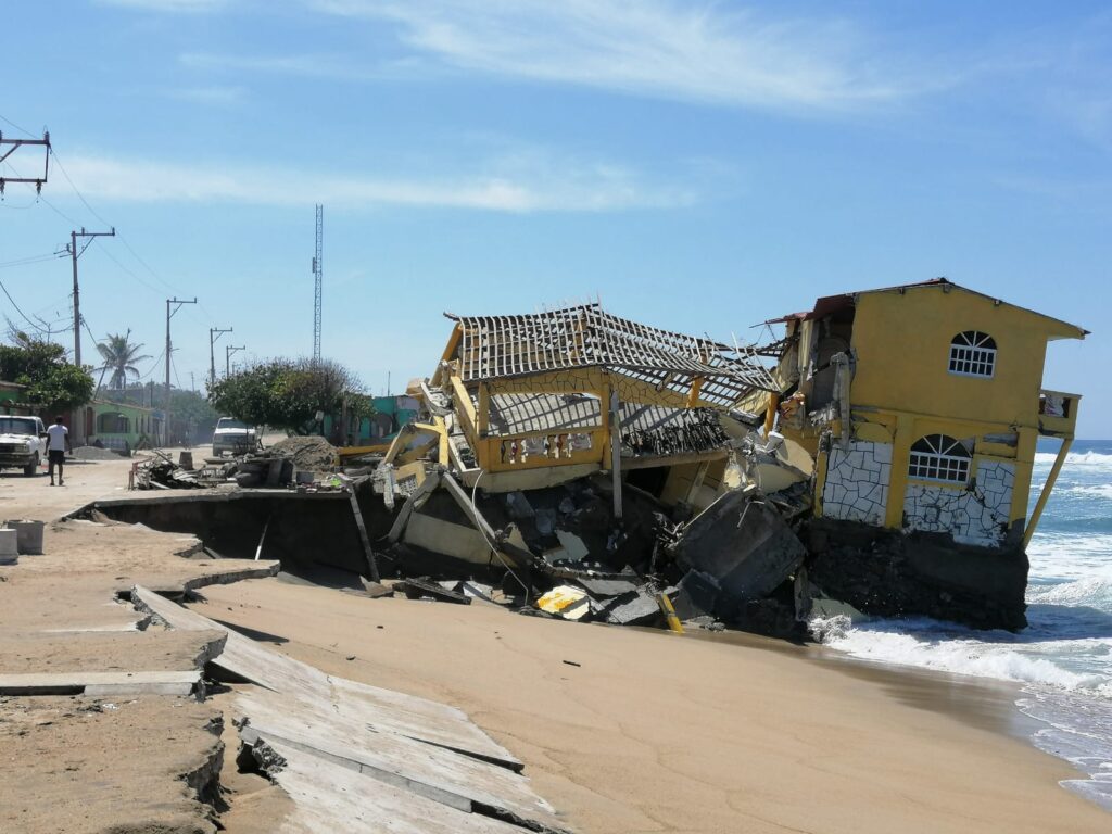 Destruye el Mar de Fondo 15 viviendas y 20 negocios en Boca del Río, en Cruz Grande