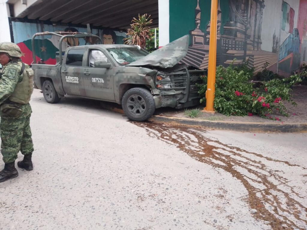 Un militar herido en choque entre patrulla y autobús Futura, en Iguala