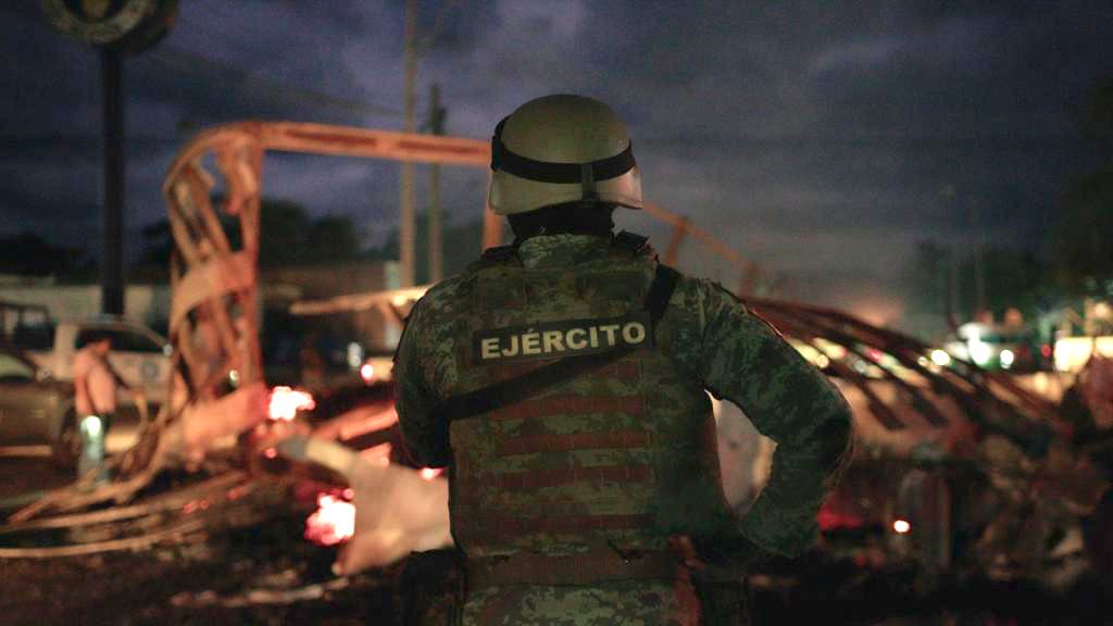 En Acapulco… Cateos y quema de vehículos suma 4 detenidos y aseguramiento de armas y presunta droga