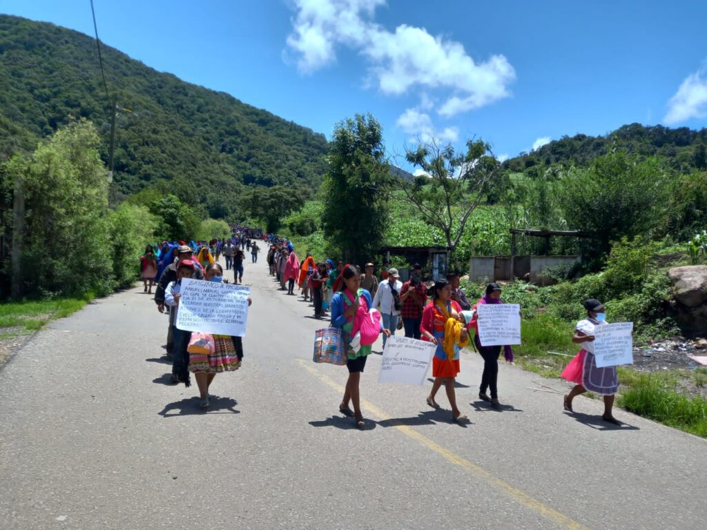 En protesta por la violencia criminal,cierran una carretera en Chilapa