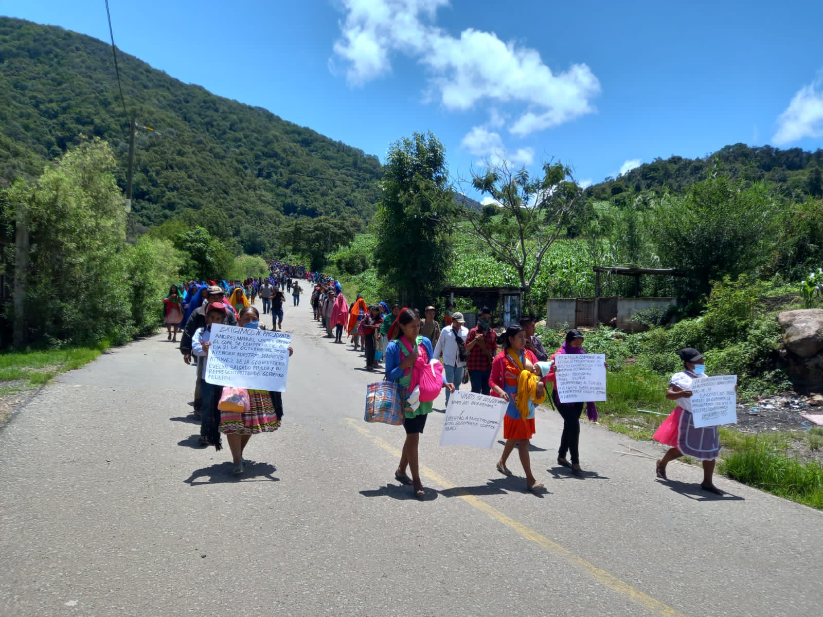 En protesta por la violencia criminal,cierran una carretera en Chilapa