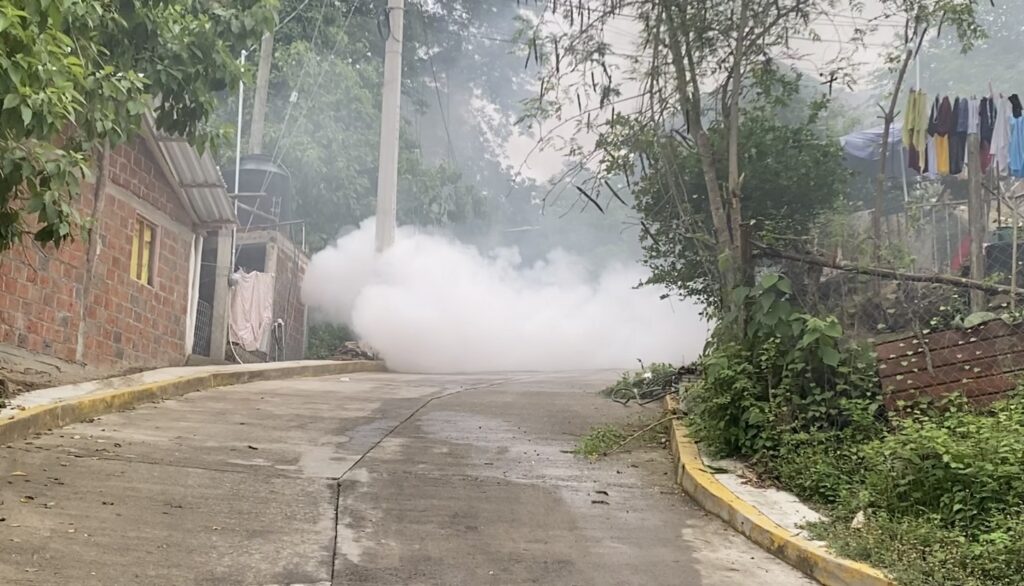 Incrementa fumigación espacial en colonias susceptibles de reproducción de zancudos