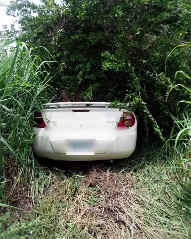 Conductor se queda dormido y se sale de la carretera en Atoyac
