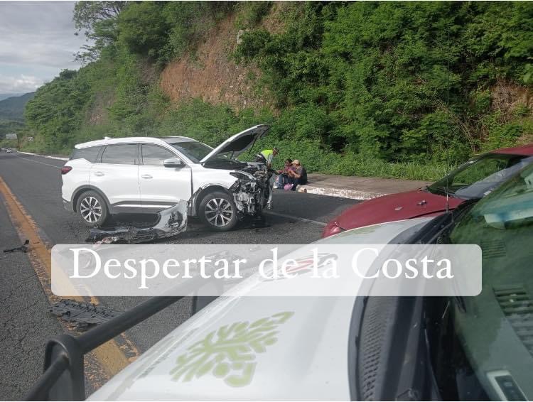 Dos heridos en choque frontal en la Zihuatanejo-Lázaro Cárdenas