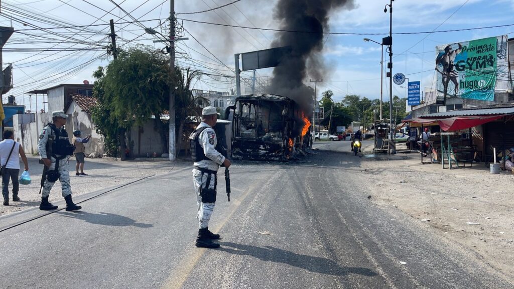 En la Acapulco-Zihuatanejo, a la altura de Pie de la Cuesta… Bloquean e incendian 7 camiones trascateos donde una persona fue detenida